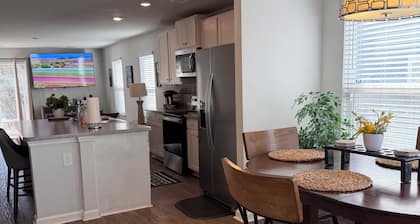 Spacious 5-bedroom Townhome in Summerville. Keep Your Group Together, Safe!