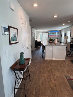 Interior - Spacious 5-bedroom Townhome in Summerville. Keep Your Group Together, Safe! (Summerville)