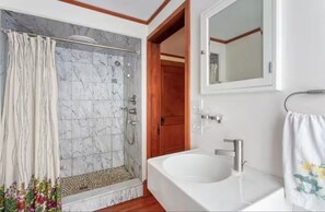 Dusche, Haartrockner, Handtücher, Seife