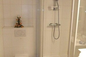 Shower, hair dryer, soap, toilet paper - Vacation apartment with panoramic views in the Hochharz - peace, comfort & leisure fun (Braunlage)