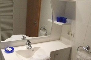 Shower, hair dryer, soap, toilet paper - Vacation apartment with panoramic views in the Hochharz - peace, comfort & leisure fun (Braunlage)