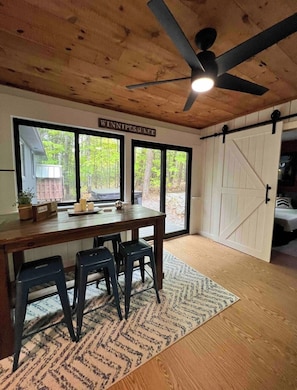 2 bedrooms, iron/ironing board, WiFi, bed sheets - Stylish Cabin-Firepit & Hot Tub (Meredith)
