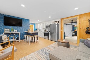 TV - Stylish Cabin-Firepit & Hot Tub (Meredith)
