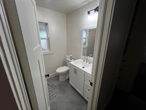 Serviettes fournies, papier toilette