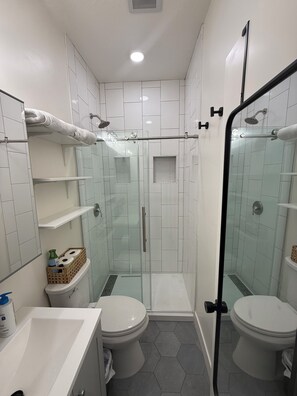 Serviettes fournies, papier toilette