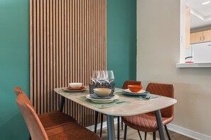 Dining - Modern 1-bedroom in Marina del Rey with Pool, Parking & GYM (Marina del Rey)