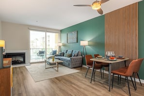 Dining - Modern 1-bedroom in Marina del Rey with Pool, Parking & GYM (Marina del Rey)