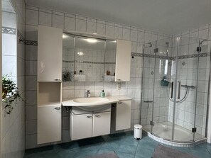 Dusche, Haartrockner, Handtücher