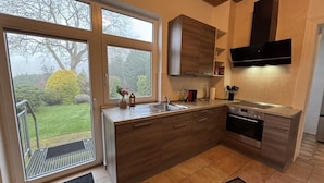 Wasserkocher mit Kaffee-/Teezubehör, Kühlschrank, Ofen, Herdplatte