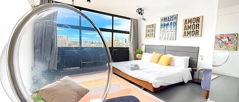 Iron/ironing board, bed sheets