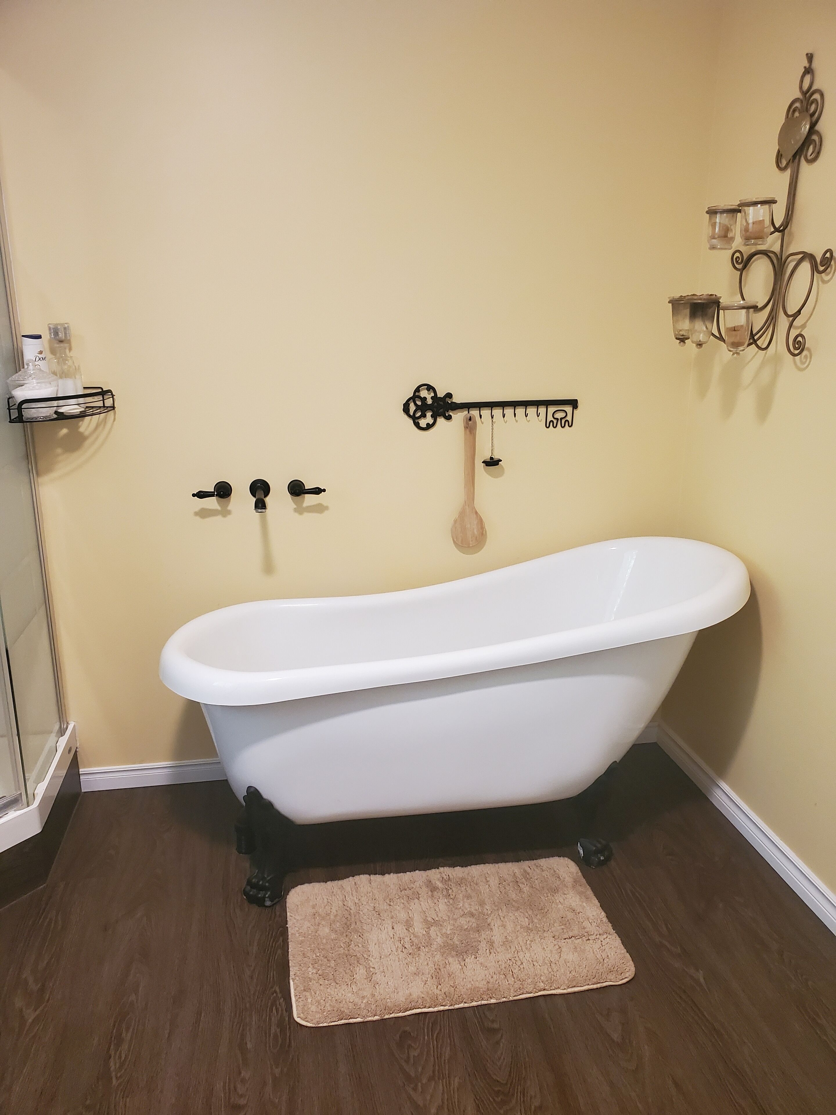 Secador de pelo, toallas, jabón, papel higiénico