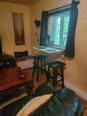 Smart TV, fireplace, books - Forest Retreat - Private detached guest suite with Starlink WiFi (Wiarton)