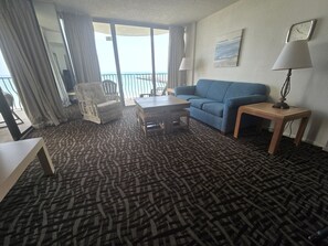 TV - Spacious 3-bedroom condo in Myrtle Beach with AC and ocean views 6th floor (Myrtle Beach)