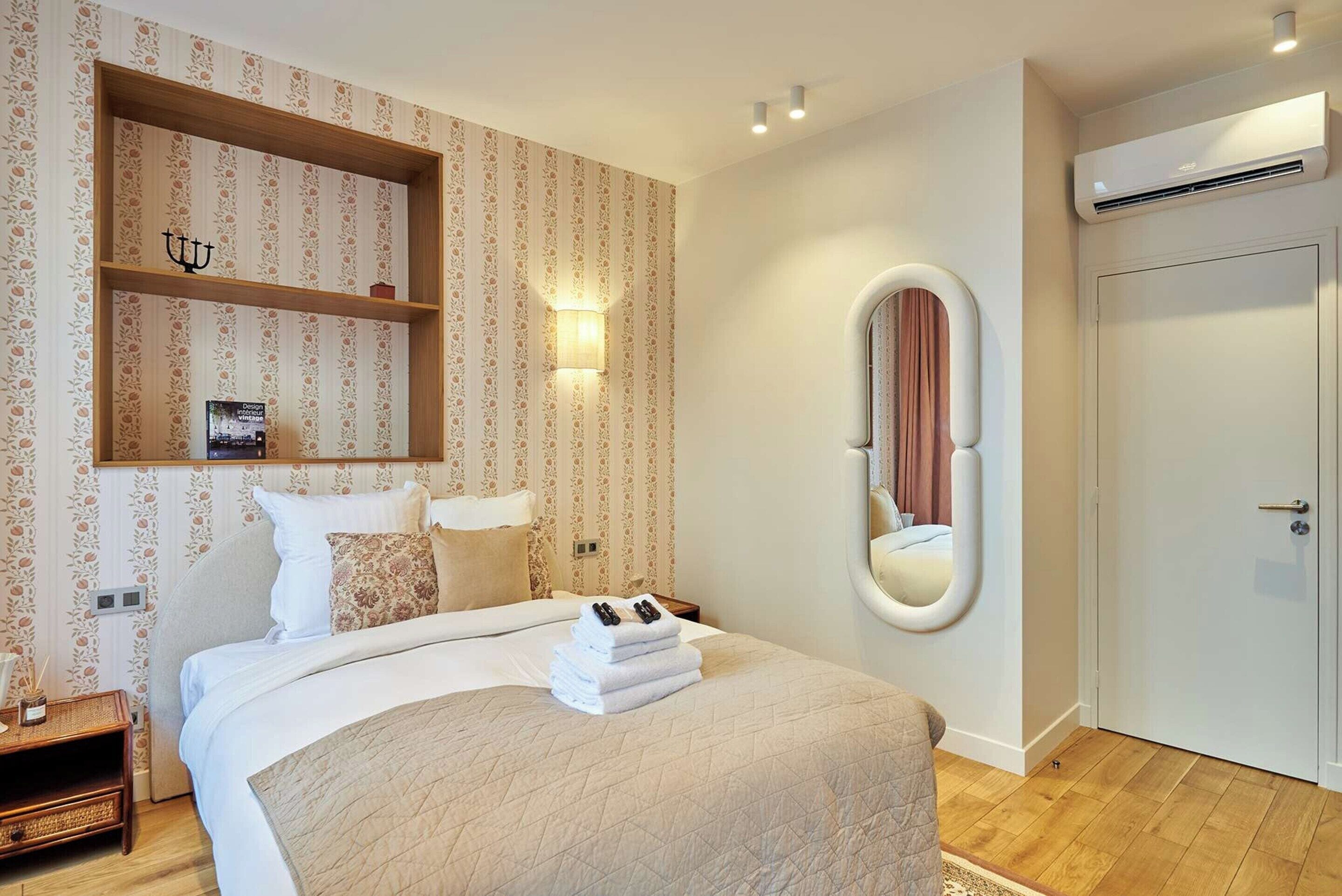 2 bedrooms, laptop workspace, iron/ironing board, bed sheets