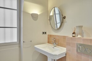 Apartment | Bathroom - Sublim new Triplex on Place des Vosges (Paris)