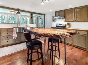 Fridge, microwave, oven, stovetop - Vermont Escape in Ludlow Village - Okemo (Ludlow)