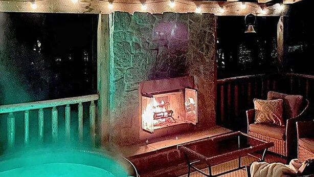 A hot tub with a stone wall and a fireplace. - Vermont Escape in Ludlow Village - Okemo (Ludlow)