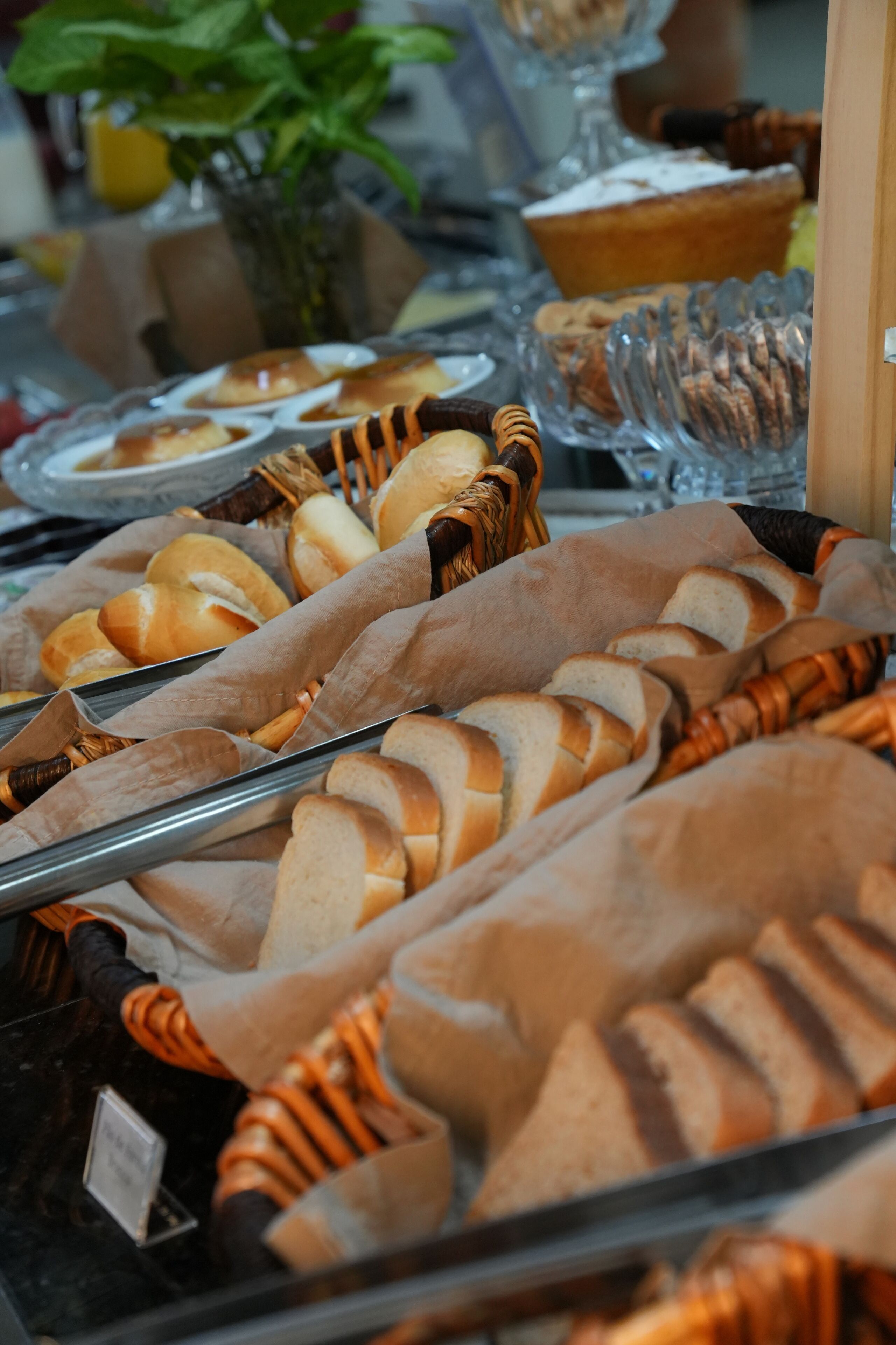 Una vitrina de panadería con panes y pasteles varios.