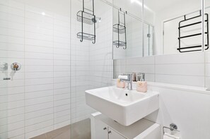 Apartment | Bathroom | Soap - Bright 2-bed Home With Secure Parking (Melbourne)
