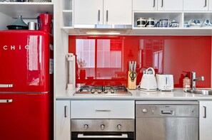 Apartment | Private kitchen | Cookware/dishes/utensils - Bright 2-bed Home With Secure Parking (Melbourne)