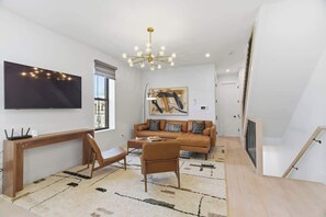 TV, video games, offices - Designer MetLife Stay 3BR | Rooftop & PATH Train (Jersey City)