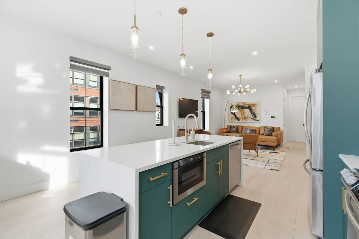 冷蔵庫、電子レンジ、オーブン、コンロ