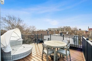 Outdoor dining - Designer MetLife Stay 3BR | Rooftop & PATH Train (Jersey City)