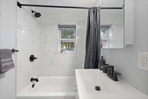 Een douche, een haardroger, shampoo
