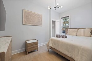 3 slaapkamers, een strijkplank/strijkijzer, reisbedje, wifi