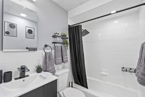 Dusche, Haartrockner, Handtücher