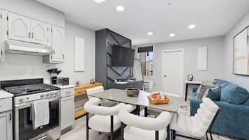 Geladeira, micro-ondas, fogão, cooktop