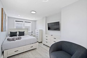 2 slaapkamers, een strijkplank/strijkijzer, reisbedje, wifi