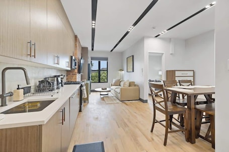 Interior. Designer 3BR/2BA for 8 | Near MetLife, NYC & PATH