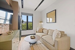 Televisio, videopelejä, työhuone