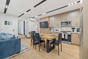 Een koelkast, een microgolfoven, een oven, een kookplaat