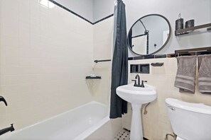 Een douche, een haardroger, handdoeken