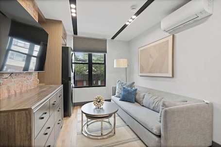 TV, video games, offices. Trendy 3BR Hub Near MetLife | PATH Access & PS5
