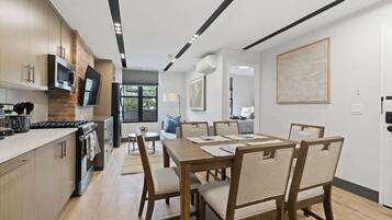 Refrigerador, microondas, horno, placa de cocina