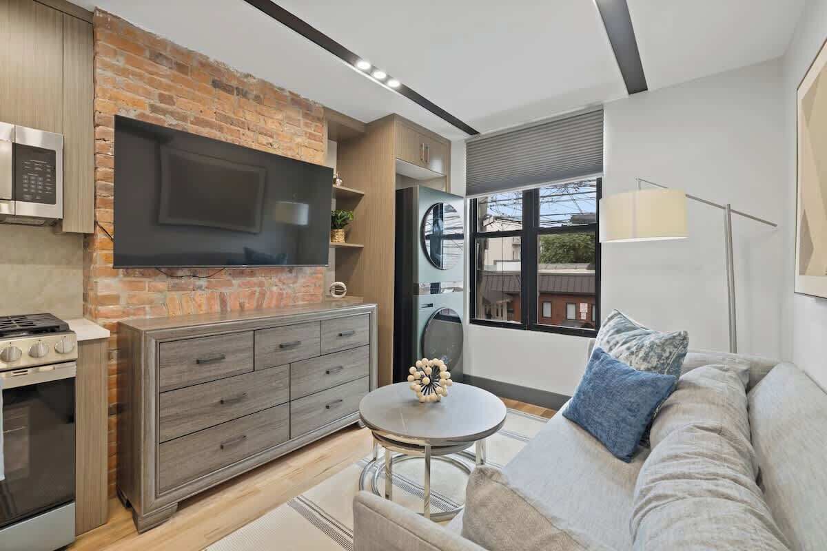 Televisión, videojuegos, oficina