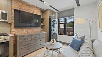 Televisión, videojuegos, oficina