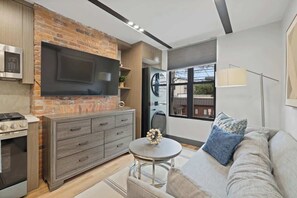 Televisión, videojuegos, oficina