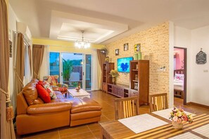 Living area - Ao Nang Sweet Pool Villa (Krabi)