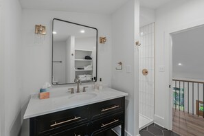 Shower, towels - Newly Built Woodland Cottage, Close to UT & DT Knoxville, Fire Pit, Sleeps 6 (Knoxville)