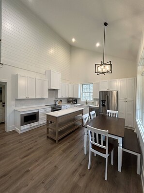 Fridge, microwave, oven, stovetop - Newly Built Woodland Cottage, Close to UT & DT Knoxville, Fire Pit, Sleeps 6 (Knoxville)