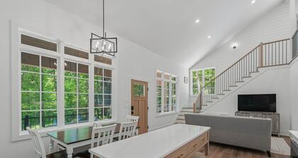 Newly Built Woodland Cottage, Close to UT & DT Knoxville, Fire Pit, Sleeps 6