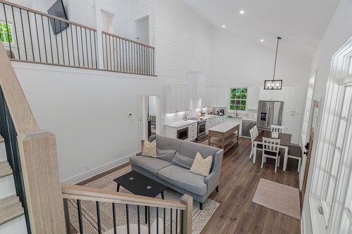Newly Built Woodland Cottage, Close to UT & DT Knoxville, Fire Pit, Sleeps 6