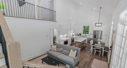 Newly Built Woodland Cottage, Close to UT & DT Knoxville, Fire Pit, Sleeps 6