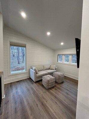 Smart TV - Newly Built Woodland Cottage, Close to UT & DT Knoxville, Fire Pit, Sleeps 6 (Knoxville)