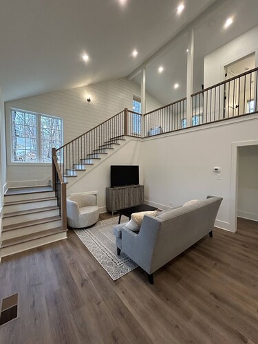 Newly Built Woodland Cottage, Close to UT & DT Knoxville, Fire Pit, Sleeps 6