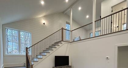 Newly Built Woodland Cottage, Close to UT & DT Knoxville, Fire Pit, Sleeps 6